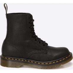 Dr Martens - Buty Pascal Virginia. Szare botki Dr. Martens, z materiału, z okrągłym noskiem, na obcasie, na sznurówki. W wyprzedaży za 499.90 zł.