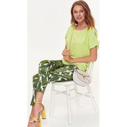LUŹNA BLUZKA Z ROZCIĘCIEM NA RĘKAWACH. Zielone bluzki TOP SECRET, bez wzorów, klasyczne, bez kołnierzyka, bez ramiączek. W wyprzedaży za 19.99 zł.