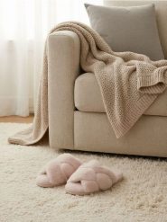 Kapcie z futerkiem - beżowy. Brązowe obuwie domowe Sinsay, bez wzorów, bez zapięcia. Za 25.99 zł.