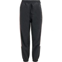 Damskie spodnie sportowe Play Loose Grey. Białe spodnie dresowe Only, s, bez wzorów, z nylonu. Za 145.99 zł.