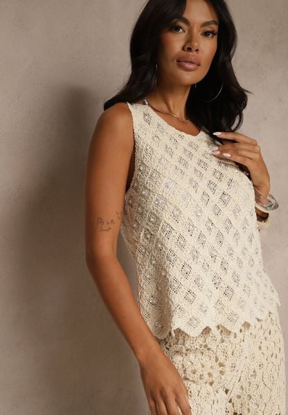 Beżowa Bluzka Ozdobiona Perełkami i Ażurowym Motywem Halenesa. Brązowe bluzki Renee, z aplikacjami, z jeansu, eleganckie, bez kołnierzyka, bez ramiączek. Za 129.99 zł.