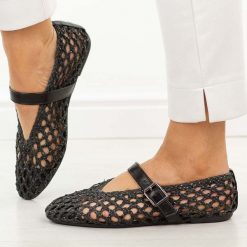 Czarne przewiewne baleriny damskie T.Sokolski 137. Czarne baleriny Sokolski, w ażurowe wzory, z jeansu, z okrągłym noskiem, bez obcasa, na płaskiej podeszwie. W wyprzedaży za 157.52 zł.