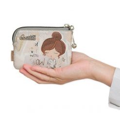 Portfel damski Anekke, z ozdobnym nadrukiem i metalowym logo zapinany na zamek błyskawiczny idealny na monety karty i drobne dokumenty kompaktowy for. Szare portfele Anekke, bez wzorów, z nadrukiem, bez dodatków. Za 109.00 zł.