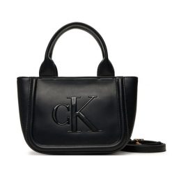 Torebka Calvin Klein. Czarne torebki klasyczne Calvin Klein, bez wzorów, bez dodatków. Za 519.99 zł.