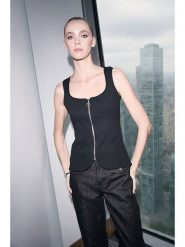 Trendyol Bluzka w kolorze czarnym rozmiar: S. Czarne bluzki Trendyol, s, bez wzorów, bez kołnierzyka, bez ramiączek. Za 86.99 zł.