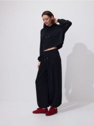 Krótka bluza z wiskozą - czarny. Czarne bluzy sportowe Reserved, l, bez wzorów, z dzianiny, bez kaptura. Za 89.99 zł.