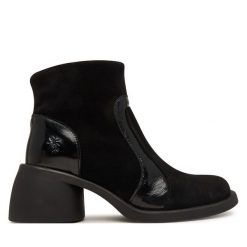 Botki Fly London. Czarne botki Fly London, bez wzorów, bez obcasa, na słupku, bez zapięcia. Za 749.99 zł.