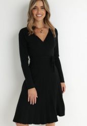 Czarna Sukienka Dzianinowa z Wiązaniem i Plisowanym Dołem Cilladia. Czarne sukienki Born2be, s, bez wzorów, z dzianiny, eleganckie, bez kołnierzyka, bez ramiączek, midi, kopertowe. Za 129.99 zł.