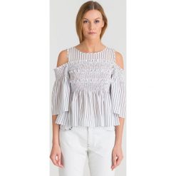 Biała bluzka off-shoulder Patrizia Pepe w szare paski. Białe bluzki Patrizia Pepe, z aplikacjami, z bawełny, bez kołnierzyka, bez ramiączek. Za 387.60 zł.