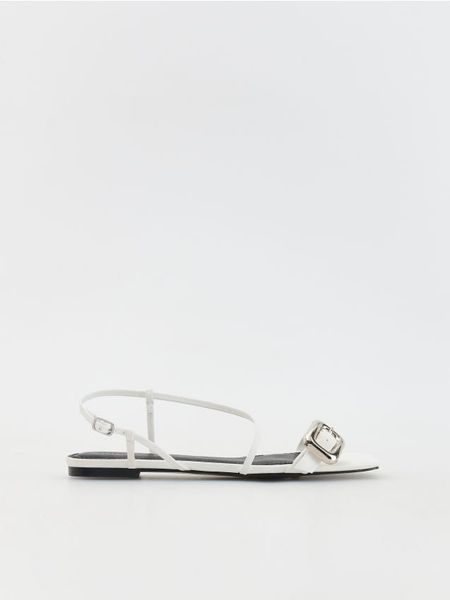 Sandały z paskami - biały. Białe sandały Reserved, bez wzorów, ze skóry, bez obcasa, bez zapięcia. W wyprzedaży za 49.99 zł.