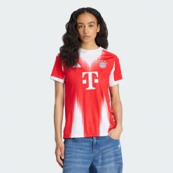 Koszulka FC Bayern 25/26 Home. Czerwone bluzki Adidas, bez wzorów, sportowe, bez kołnierzyka, bez ramiączek. Za 439.00 zł.