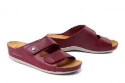 DR. BRINKMANN 700777-41 bordeaux, klapki damskie. Czerwone klapki Dr. Brinkmann, bez wzorów, ze skóry, bez obcasa, na koturnie. Za 229.90 zł.
