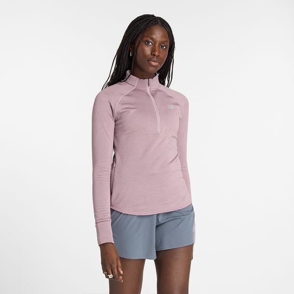Bluza damska New Balance WT43200IWH – różowa. Czerwone bluzy New Balance, s, bez wzorów, z dresówki, bez kaptura. Za 149.99 zł.