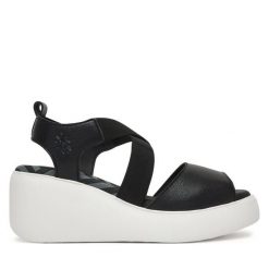 Sandały Fly London. Czarne sandały Fly London, bez wzorów, bez obcasa, na koturnie, bez zapięcia. Za 547.99 zł.
