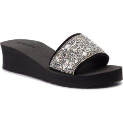 Klapki GIOSEPPO - Glyka 48030 Black. Czarne klapki Gioseppo, z aplikacjami, z materiału, bez obcasa, na obcasie. W wyprzedaży za 119.00 zł.