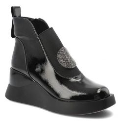 Czarne Botki S.Barski Wygodne Lakierowane Buty Damskie. Czarne botki S.BARSKI, z aplikacjami, z lakierowanej skóry, bez obcasa, na koturnie, bez zapięcia. Za 254.99 zł.