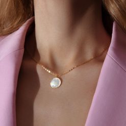 Naszyjnik ze złota próby 585 z medalikiem 1,5 cm z masy perłowej. Żółte naszyjniki Lilou, z perłą, złote. Za 1,996.00 zł.