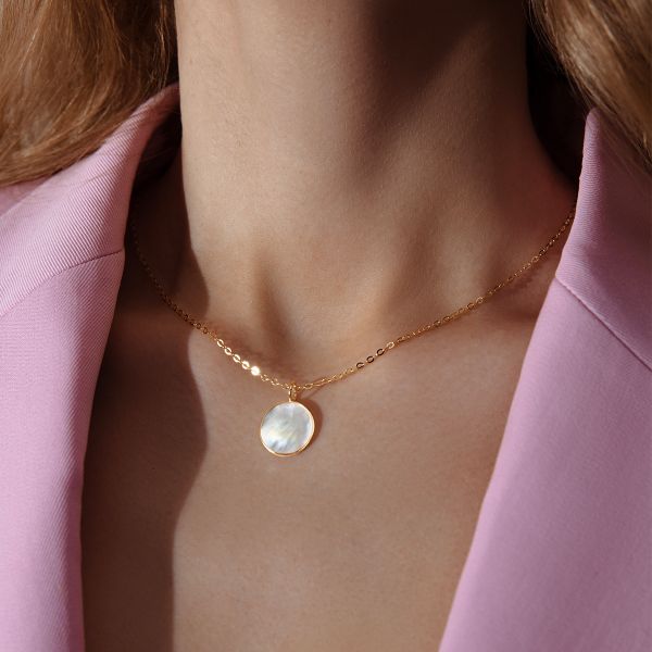 Naszyjnik ze złota próby 585 z medalikiem 1,5 cm z masy perłowej. Żółte naszyjniki Lilou, z perłą, złote. Za 1,996.00 zł.