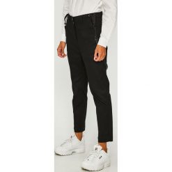 G-Star Raw - Spodnie. Czarne spodnie materiałowe G-Star Raw, na co dzień, bez wzorów, z bawełny, z podwyższonym stanem. W wyprzedaży za 479.90 zł.