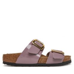 Klapki Birkenstock. Brązowe klapki Birkenstock, bez wzorów, bez obcasa. Za 389.99 zł.