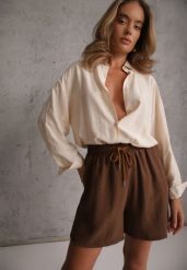 Brązowe Szorty Casual High Waist na Lato Bogate w Wiskozę Ismina. Brązowe szorty Renee, bez wzorów, z materiału, casualowe, z podwyższonym stanem. Za 29.99 zł.