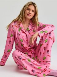 Piżama dwuczęściowa z motywem świątecznym Grinch - różowy. Czerwone piżamy Sinsay, bez wzorów, bez ramiączek. Za 55.99 zł.