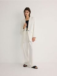 Marynarka z dodatkiem wiskozy - biały. Białe marynarki i żakiety Reserved, bez wzorów, z tkaniny. W wyprzedaży za 89.99 zł.