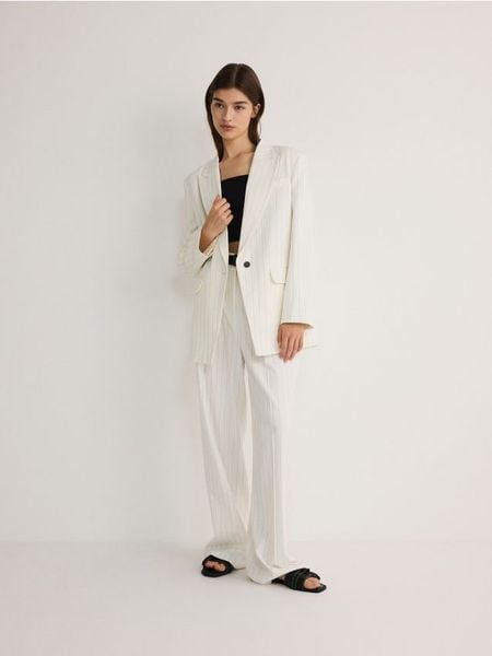 Marynarka z dodatkiem wiskozy - biały. Białe marynarki i żakiety Reserved, bez wzorów, z tkaniny. W wyprzedaży za 89.99 zł.