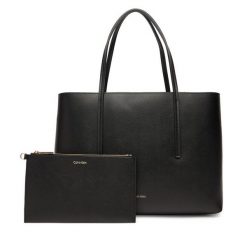 Torebka Calvin Klein. Czarne torebki klasyczne Calvin Klein, bez wzorów, bez dodatków. Za 559.99 zł.