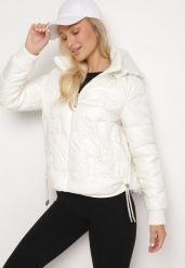 Biała Pikowana Kurtka z Odpinanym Kapturem Wydłużonym Tyłem i Ściągaczami Zinonia. Białe kurtki narciarskie Born2be, m, bez wzorów, z jeansu, narciarskie. Za 134.99 zł.