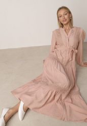 Jasnoróżowa Rozkloszowana Sukienka z Wiskozy z Wiązanym Paskiem i Koronką Reivoria. Czerwone sukienki Born2be, na spacer, l, z aplikacjami, z koronki, klasyczne, bez kołnierzyka, bez ramiączek, maxi, rozkloszowane. Za 179.99 zł.