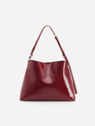 Torebka na ramię - czerwony. Czerwone torby na ramię Reserved, bez wzorów, ze skóry, na ramię, bez dodatków. Za 159.99 zł.