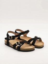 Bellucci Sandały w kolorze czarnym rozmiar: 36. Czarne sandały Bellucci, bez wzorów, klasyczne, z otwartym noskiem, bez obcasa, bez zapięcia. Za 79.21 zł.