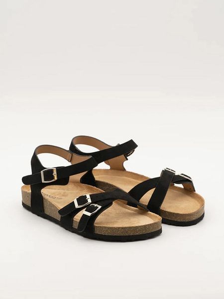 Bellucci Sandały w kolorze czarnym rozmiar: 36. Czarne sandały Bellucci, bez wzorów, klasyczne, z otwartym noskiem, bez obcasa, bez zapięcia. Za 79.21 zł.