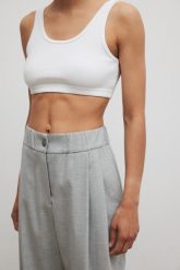 Krótki top z prążkowanej dzianiny w kolorze CLASSIC WHITE- LAGO-XL. Białe topy Marsala, m, bez wzorów, z bawełny, bez kołnierzyka, bez ramiączek. W wyprzedaży za 44.95 zł.