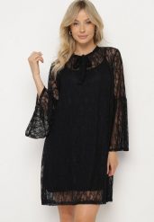 Czarna Koronkowa Sukienka o Pudełkowym Kroju z Rozszerzanymi Rękawami i Halką Vertilae. Czarne sukienki Born2be, na imprezę, bez wzorów, z koronki, eleganckie, bez kołnierzyka, bez ramiączek, mini. Za 99.99 zł.