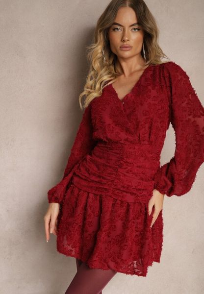 Bordowa Sukienka z Koronki o Taliowanym Fasonie z Kopertową Górą Nelabine. Czerwone sukienki Renee, na spotkanie biznesowe, na wiosnę, m, bez wzorów, z koronki, eleganckie, bez kołnierzyka, bez ramiączek, mini, kopertowe. Za 139.99 zł.