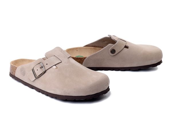 DR. BRINKMANN 600177-08 taupe, klapki damskie. Brązowe klapki Dr. Brinkmann, bez wzorów, ze skóry, bez obcasa. Za 329.90 zł.