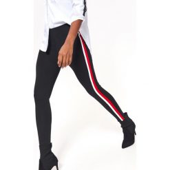 CASUALOWE LEGGINSY Z LAMPASAMI. Czarne legginsy TOP SECRET, bez wzorów, z dzianiny. W wyprzedaży za 49.99 zł.