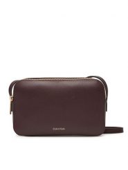 Calvin Klein Torebka Foil Logo Elongated Camera Bag LV04F3276G Bordowy. Czerwone listonoszki Calvin Klein, bez wzorów, ze skóry, bez dodatków. Za 429.99 zł.