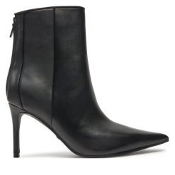 Botki Guess. Czarne botki Guess, z aplikacjami, bez obcasa, na szpilce, bez zapięcia. Za 1,149.00 zł.