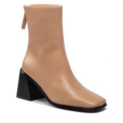 Botki DeeZee. Brązowe botki DeeZee, bez wzorów, bez obcasa, na słupku, bez zapięcia. Za 229.99 zł.