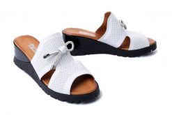 ARTIKER RELAKS 52C0500 biały, klapki damskie. Białe klapki Artiker Relaks, bez wzorów, ze skóry, bez obcasa, na koturnie. Za 139.93 zł.