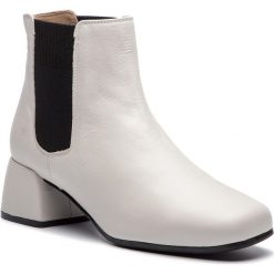 Botki UNISA - Ibor Sty Nacar Softy. Białe botki Unisa, bez wzorów, ze skóry, bez obcasa, bez zapięcia. W wyprzedaży za 359.00 zł.