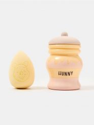 Gąbka do makijażu z etui Winnie the Pooh - żółty. Aplikatory i gąbki Sinsay. Za 9.99 zł.