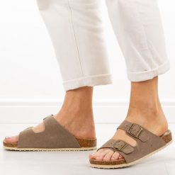 J. Brązowe skórzane klapki damskie Vinceza 101330. Brązowe klapki VINCEZA, bez wzorów, z jeansu, bez obcasa. Za 149.00 zł.