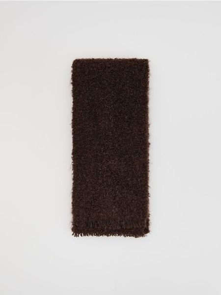 Miękki szalik - ciemnobrązowy. Brązowe szaliki Reserved, bez wzorów. Za 79.99 zł.