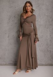 Brązowa Wiskozowa Sukienka Wieczorowa z Falbanami Koronką i Wiązanym Trenem Lenivna. Brązowe sukienki Renee, na imprezę, m, bez wzorów, z koronki, wizytowe, bez kołnierzyka, bez ramiączek, maxi. Za 189.99 zł.