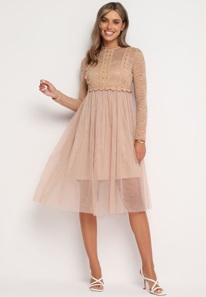 Ciemnobeżowa Rozkloszowana Sukienka w Eleganckim Stylu Ozdobiona Koronką i Tiulem Miramelba. Brązowe sukienki Born2be, na spotkanie biznesowe, s, z aplikacjami, z jeansu, eleganckie, bez kołnierzyka, bez ramiączek, rozkloszowane. Za 109.99 zł.