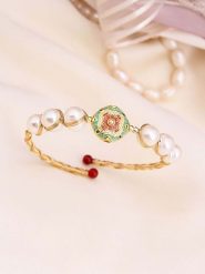 Pierres de Jade Pozłacana bransoletka z perłami i kamieniami szlachetnymi rozmiar: onesize. Białe bransoletki Pierres de Jade, z perłą, pozłacane. Za 43.99 zł.